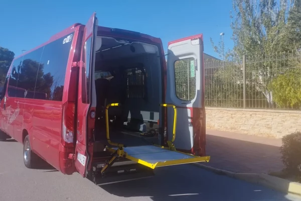 14 (microbus adaptado para personas con discapacidad funcional)